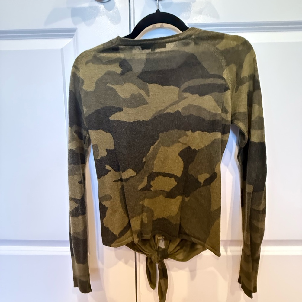 Olivaceous Camo Long Sleeve Tie-Front light sweater Top Size Small fits like xs